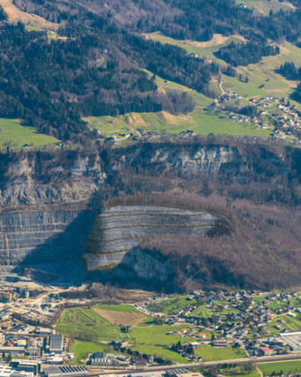 Visualisierung der sechsten und letzten Etappe: Mit dem Vorhaben hofft die Rhomberg Gruppe darauf, das Rheintal weiter mit Rohstoffen versorgen zu können. Auch Wasserbausteine für den Hochwasserschutz können hier gewonnen werden.